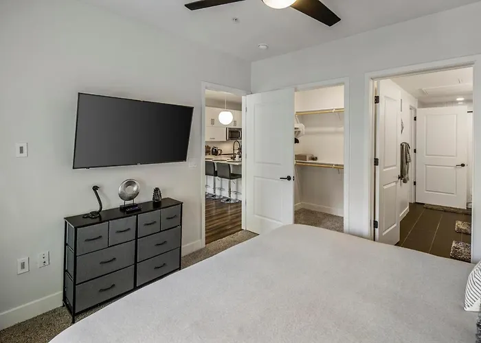 Escape To The Lion's Den 1br King Bed *